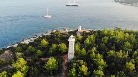 Faro-Veneciano-De-Fiskardo-En-Kefalonia,-Grecia---Toma-Aérea-De-Drones