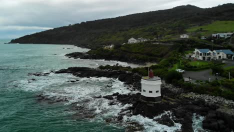 Faro-Costa-Océano-Mar---Punta-De-Stirling,-Bluff,-Nueva-Zelanda---Drone-Aéreo