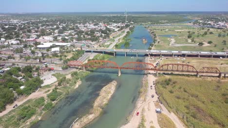 Patrulla-Fronteriza-Mientras-Patrullan-El-Río-Grande,-La-Frontera-Entre-México-Y-Estados-Unidos,-Utilizando-Un-Aerodeslizador.