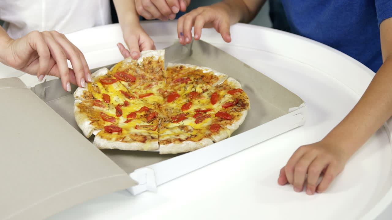 식사 를 위해 피자를 공유 하는 가족