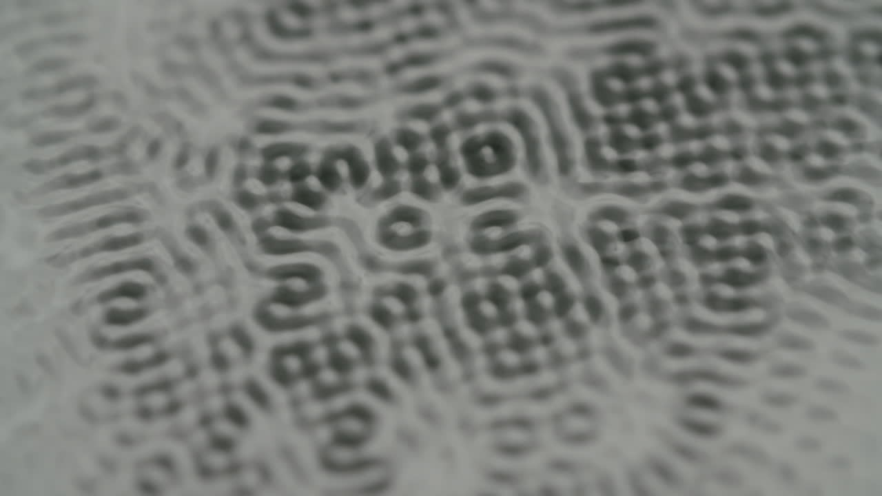 ритмические фигуры на поверхности воды с помощью различных частот