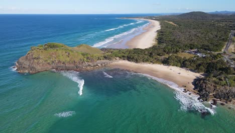 Vista-Panorámica-Del-Promontorio-De-Norries-Y-La-Vegetación-Verde-En-La-Playa-De-Cabarita-En-Nsw,-Australia