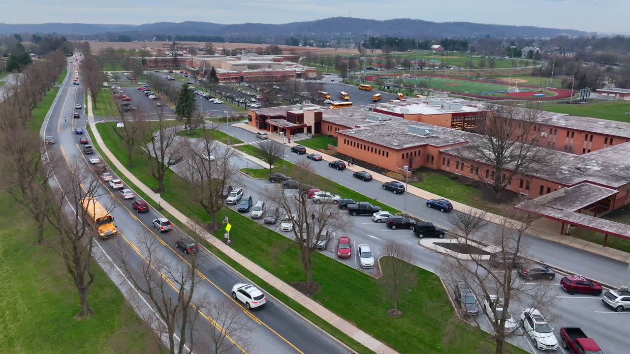 autobús escolar y tráfico de automóviles