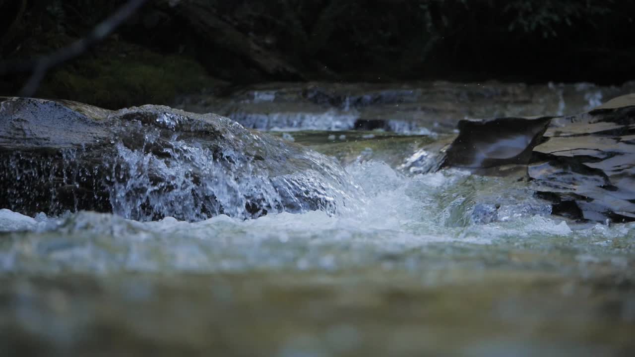 강 급류의 슬로우 모션 슬라이딩 샷