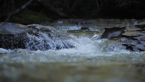 tiro deslizante en cámara lenta de los rápidos del río