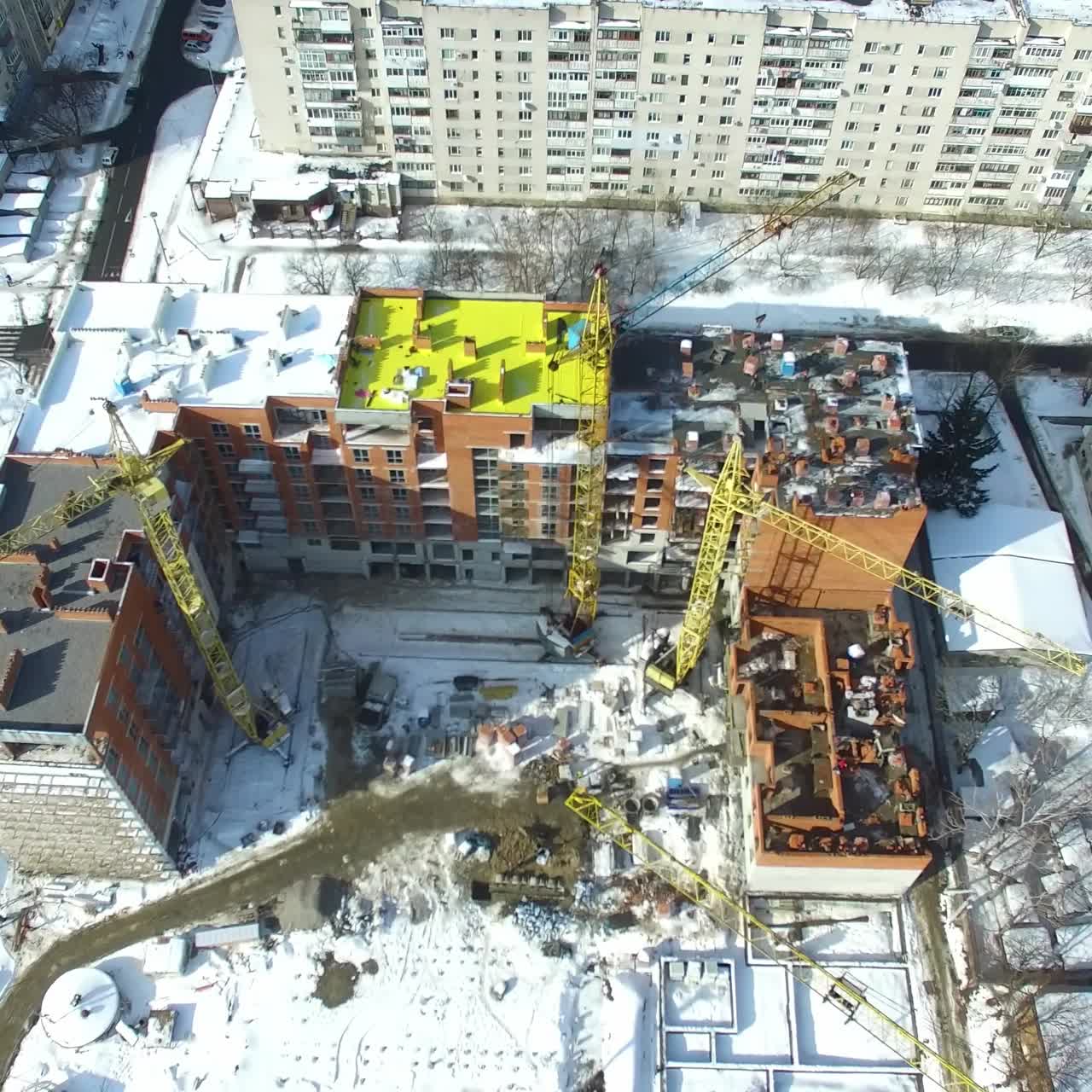 Sitio de construcción con grúas