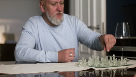 pareja jugando ajedrez en casa