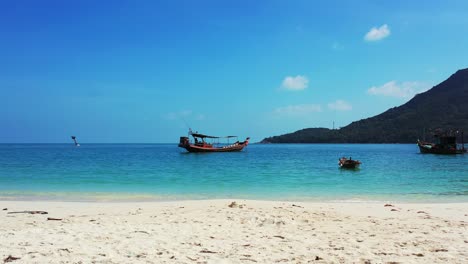 Una-Hermosa-Playa-De-Arena-Tropical-Con-Aguas-Turquesas-Cristalinas