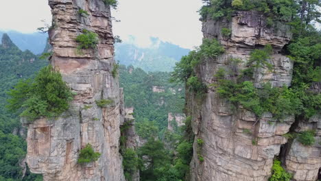 Vuelo-De-Proximidad-Entre-Dos-Agujas-De-Roca-Verticales-En-Hunan,-China