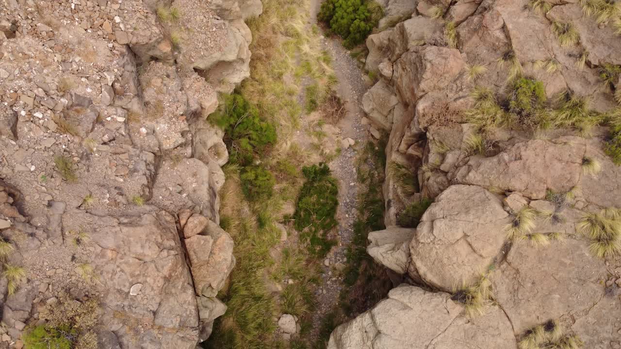 valle rocoso de piedra arenisca de río seco en tenerife, vista aérea de un avión no tripulado