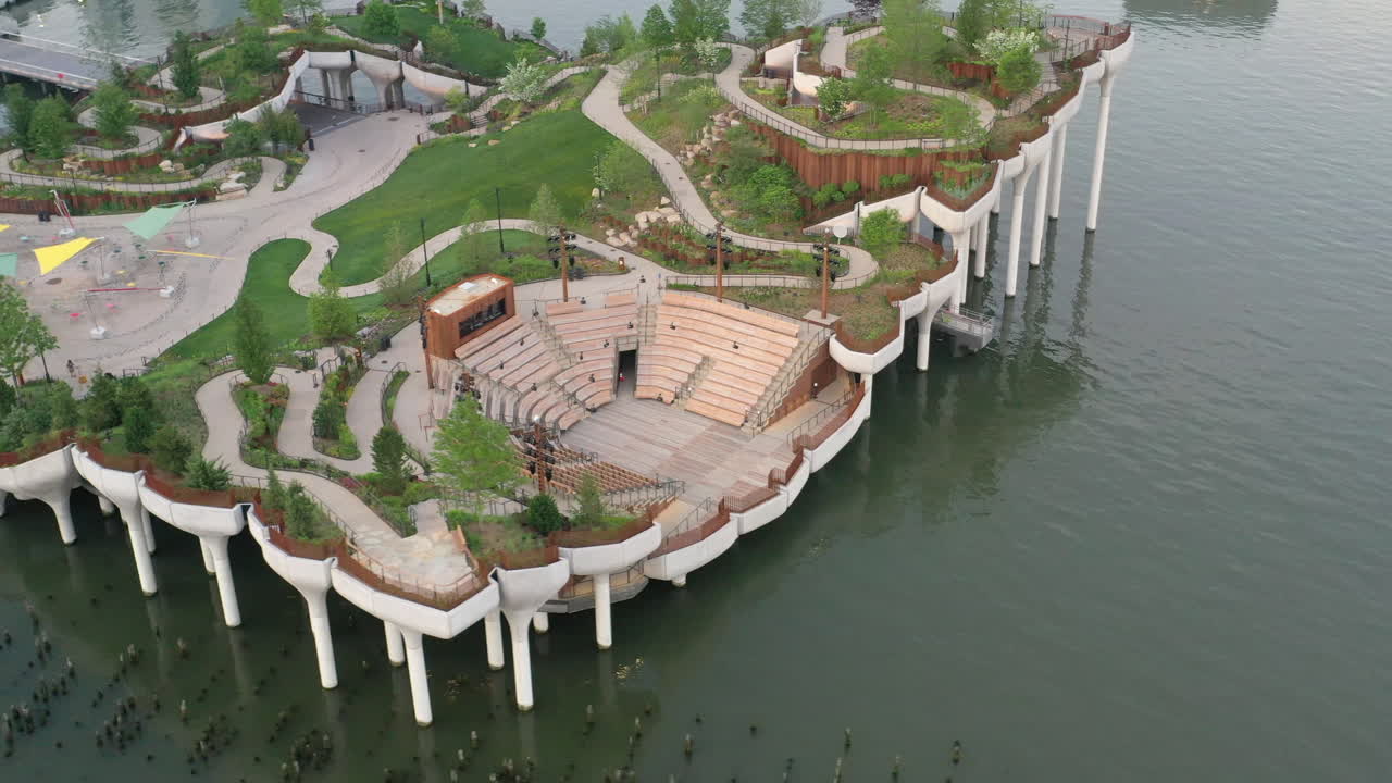 맨하탄의 작은 섬, 공공 장소의 조감도