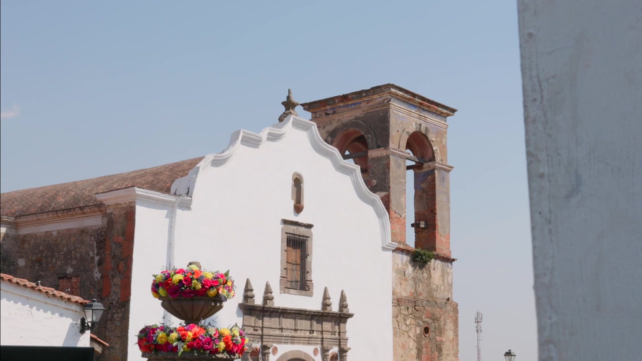 Jalisco, Meksika'daki Tapalpa Pueblo Mágico'da yer alan, beyaz cephesi, taş çan kulesi ve geleneksel mimarisiyle tarihi San Antonio Cemaat Kilisesi. Sabit tanıtım çekimi.