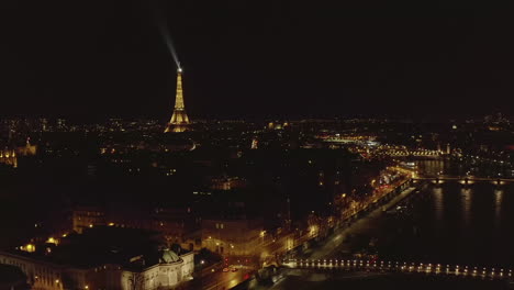 Panorama-De-La-Ciudad-De-Noche.-Río-Sena-Serpenteando-A-Través-De-La-Ciudad-Alrededor-De-La-Torre-Eiffel.-Puentes-Y-Frentes-De-Agua-Iluminados.-París,-Francia