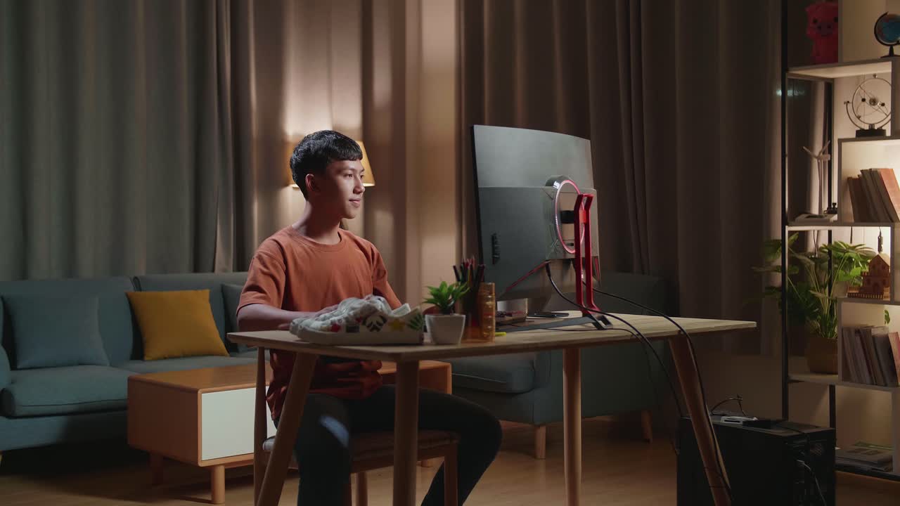 밤에 집에서 공부하는 십대