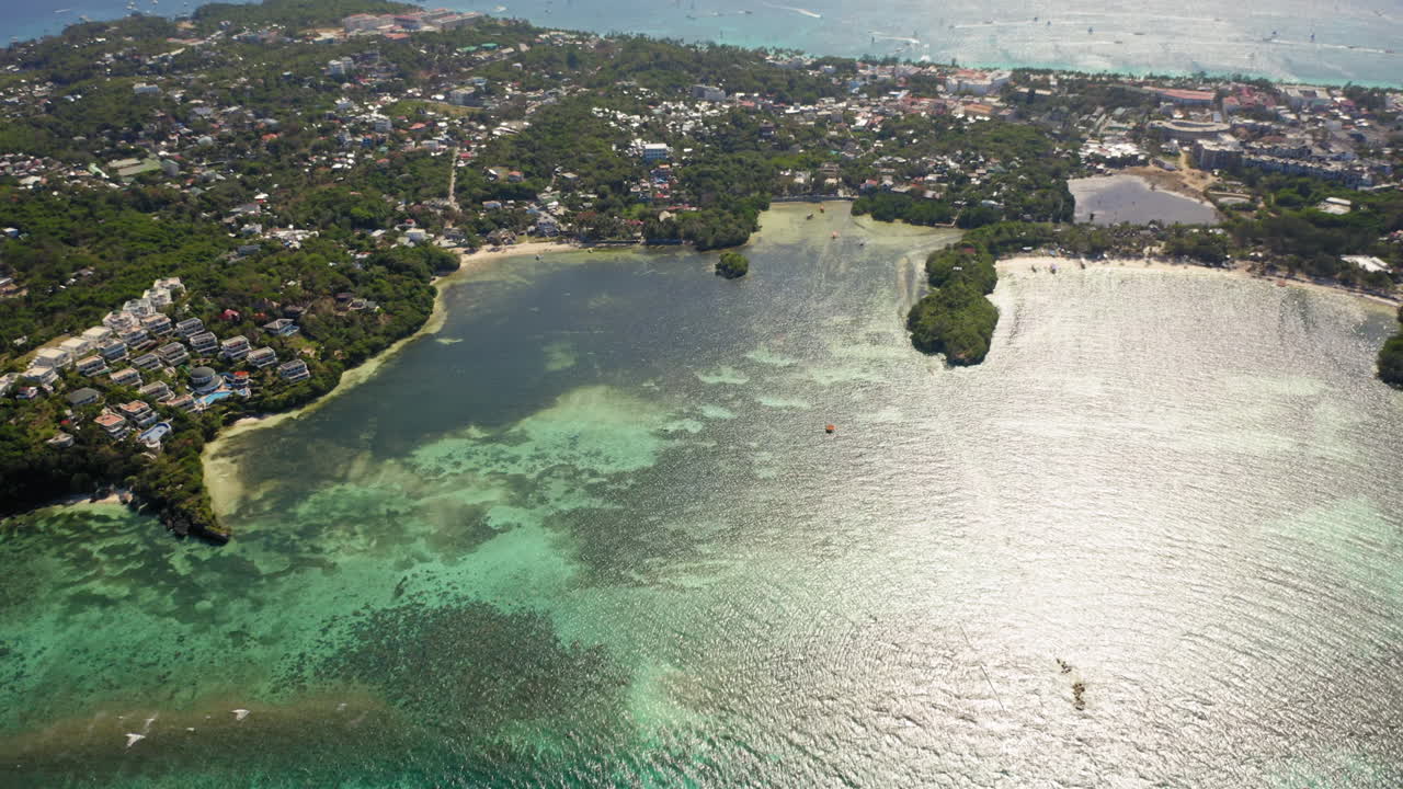 vista de ángulo alto a la playa de bulabog y la isla completa desde arriba, boracay, filipinas