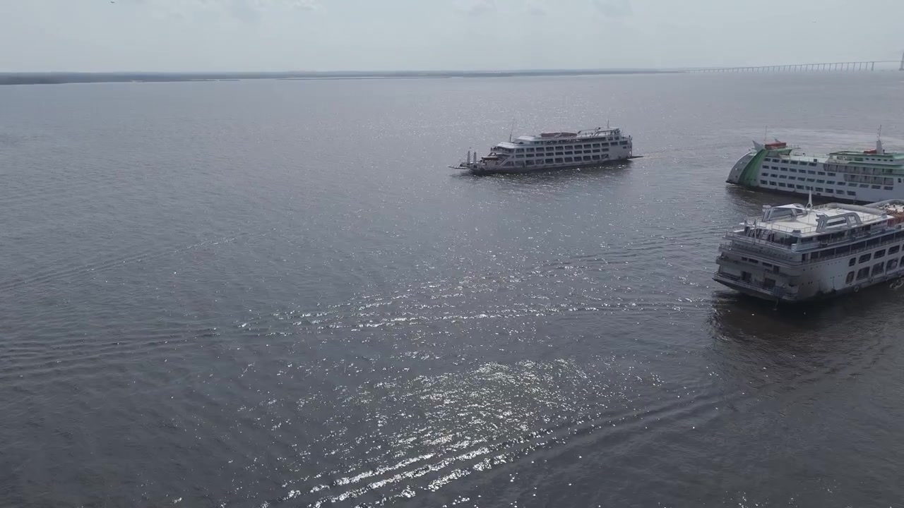 Balsa de passageiros amazônica navegando pelo Porto de Manaus, Brasil, mostrando atividades de viagem marítima e transporte fluvial, vista aérea cinematográfica