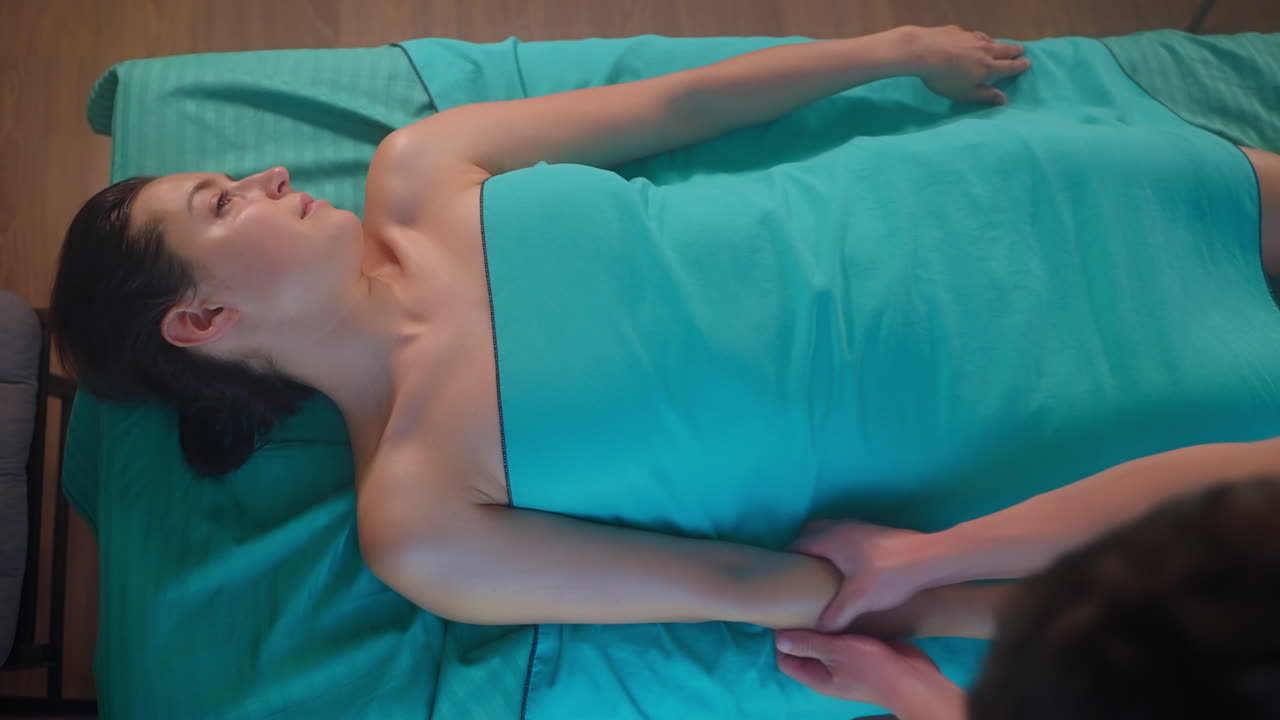 Mujer recibiendo un masaje