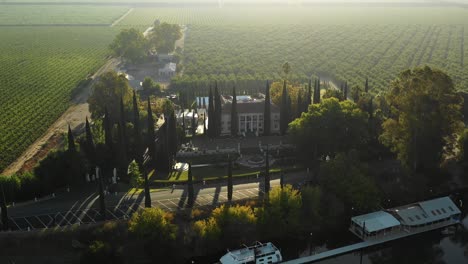 Antena-Que-Se-Aproxima-Al-Lugar-De-Celebración-De-Bodas-En-Grand-Island-Mansion-Cerca-De-Sacramento