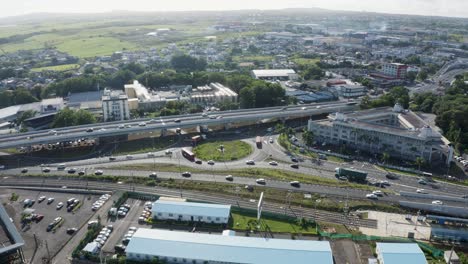 Luftaufnahme-Des-Dichten-Verkehrs-Am-Kreisverkehr-In-Vacoas-Phoenix,-Mauritius