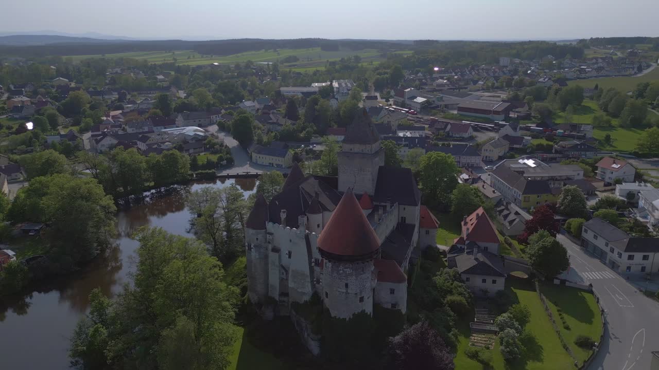 완벽한 항공 상단 뷰 비행 오스트리아 유럽의 하이덴라이히슈타인 성, 2023년 여름