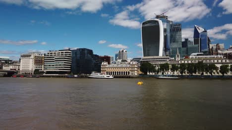 Skyline-Von-London-Mit-Der-Themse-Im-Vordergrund-An-Einem-Schönen-Sonnigen-Tag-Vom-Südufer-Aufgenommen