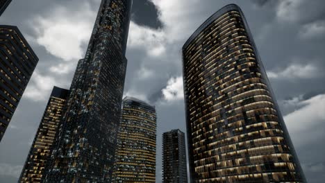 edificios de oficinas de rascacielos de vidrio con cielo oscuro