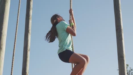 chica caucásica entrenando en el campamento de entrenamiento