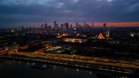 El-Casco-Antiguo-De-Varsovia-De-Noche-Visto-Desde-El-Castillo-Real-A-Una-Altura