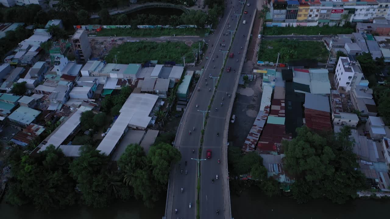 극적인 오후 하늘을 가진 베트남 호치민시의 현대 도시 및 고층 개발 지역의 공중 촬영