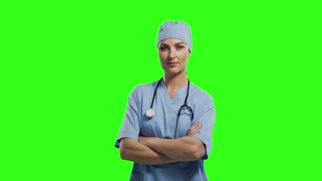 doctora caucásica en el fondo de la pantalla verde
