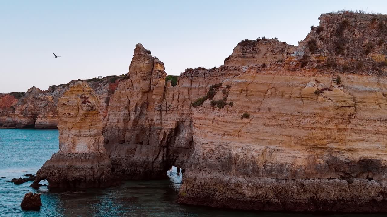 Formazioni rocciose in riva al mare in Portogallo al tramonto
