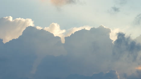 Ein-Wunderschöner-Beruhigender-Zeitraffer-Einer-Wolkenlandschaft-Mit-Weißen-Blau--Und-Orangetönen