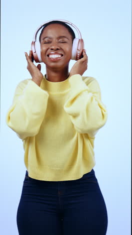 Mujer-Africana,-Auriculares-Y-Bailando-En-El-Estudio