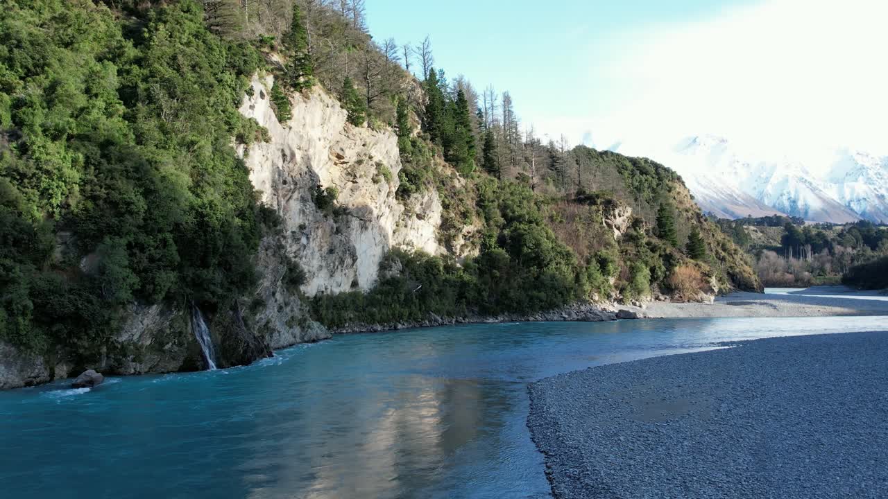 vuelo aéreo bajo cerca de una cascada muy pequeña - garganta del río rakaia - temprano en la mañana, a mediados del invierno