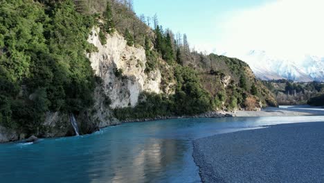 Vuelo-Aéreo-Bajo-Cerca-De-Una-Cascada-Muy-Pequeña---Garganta-Del-Río-Rakaia---Temprano-En-La-Mañana,-A-Mediados-Del-Invierno