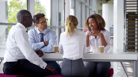 equipo de negocios teniendo una reunión alrededor de la mesa en una oficina moderna