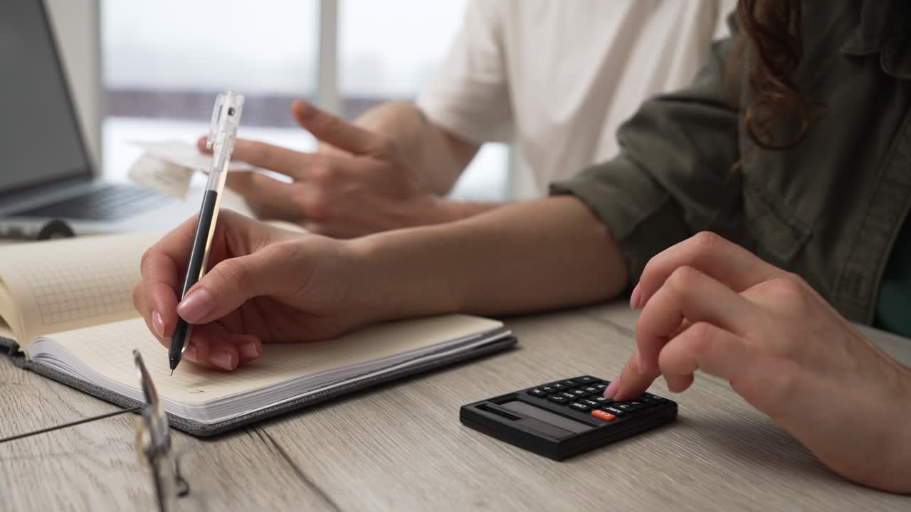 la esposa calcula los costos de la renovación del apartamento.