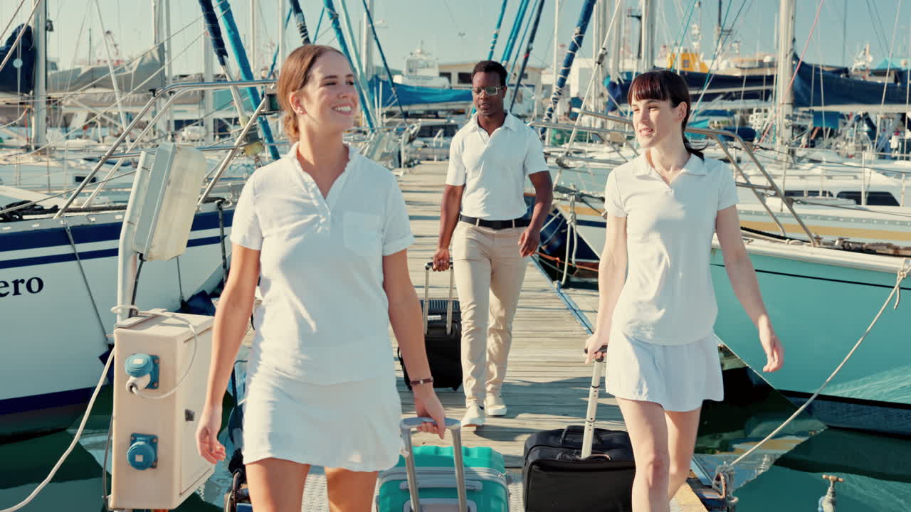 보트 항구, 수하물 및 여행을 위해 걸어가는 사람들