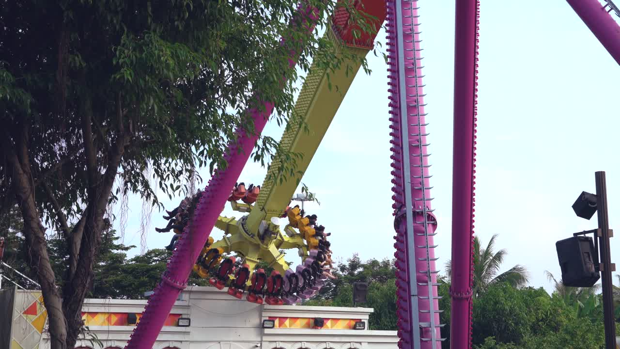 놀이 공원 에서 프리스비 스 타기