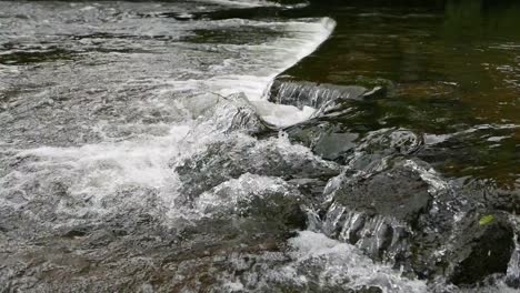 Agua-Clara-Que-Fluye-Sobre-Una-Pequeña-Cascada