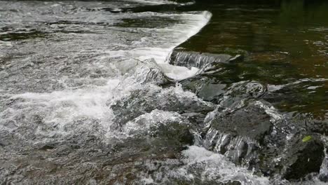 Klares-Wasser,-Das-über-Einen-Kleinen-Wasserfall-Fließt