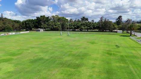 campo de rugby vacío en un día soleado