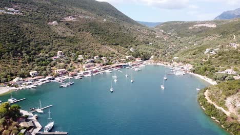 mikros gialos en la isla de lefkada, grecia - antena de un pequeño pueblo pesquero con barcos de lujo