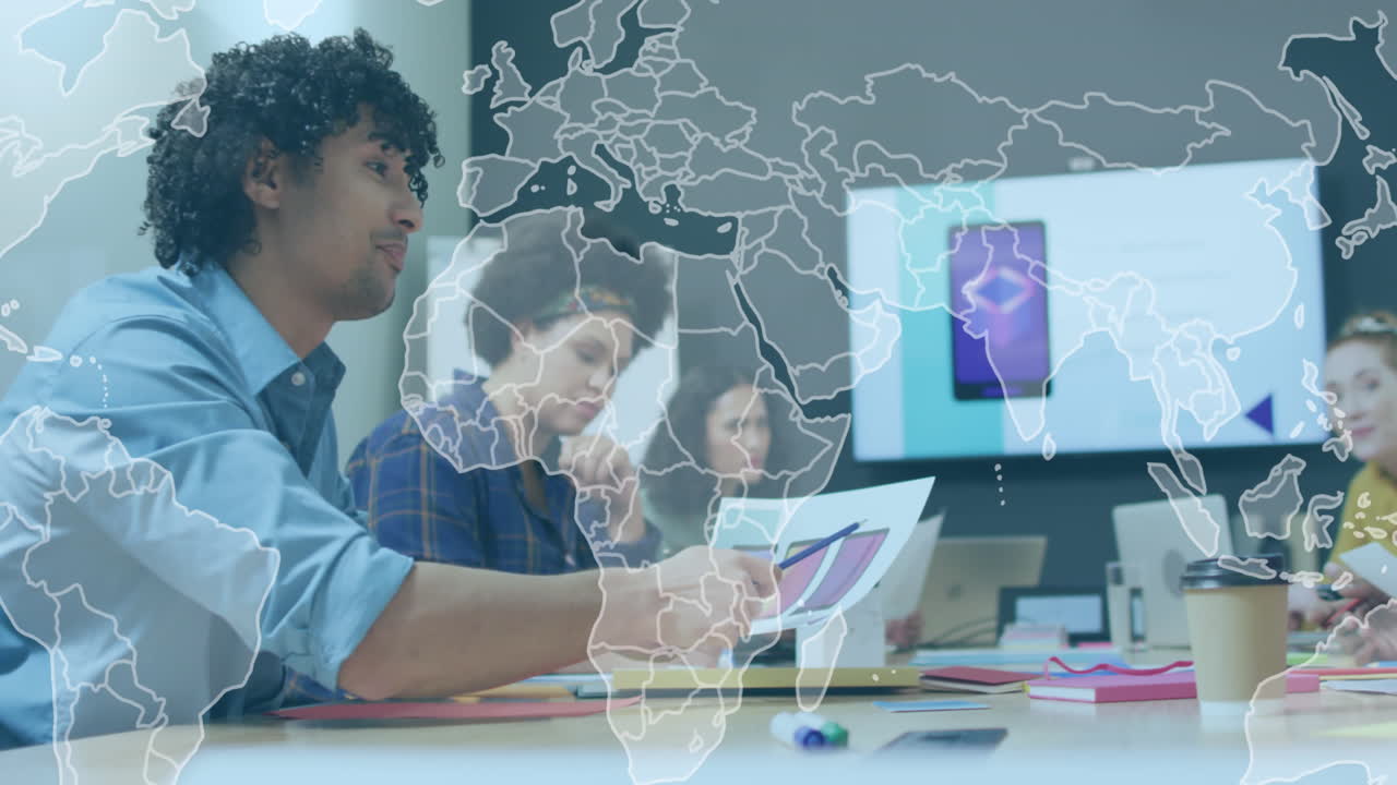 animación del mapa del mundo sobre un hombre biracial discutiendo sobre un documento con diversos colegas en la oficina.
