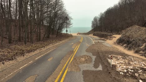 mouvement descendant de niveau atteignant son apogée au rivage