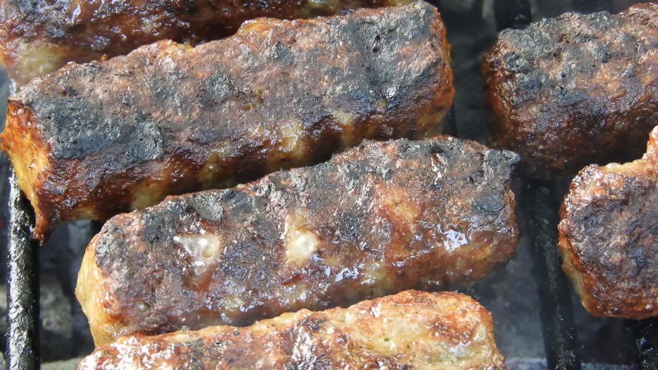 Cibo tradizionale: polpette di carne "mici" alla griglia.