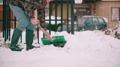 Mann-Mit-Schaufel-In-Der-Hand,-Der-Einen-Schneehaufen-Bewegt