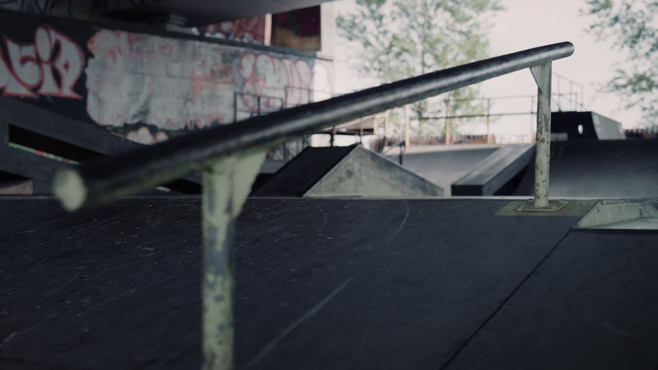 Skaterail in een skatepark met graffitimuur. Stedelijke oefenplek.