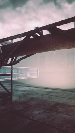 instalación industrial abandonada en la niebla