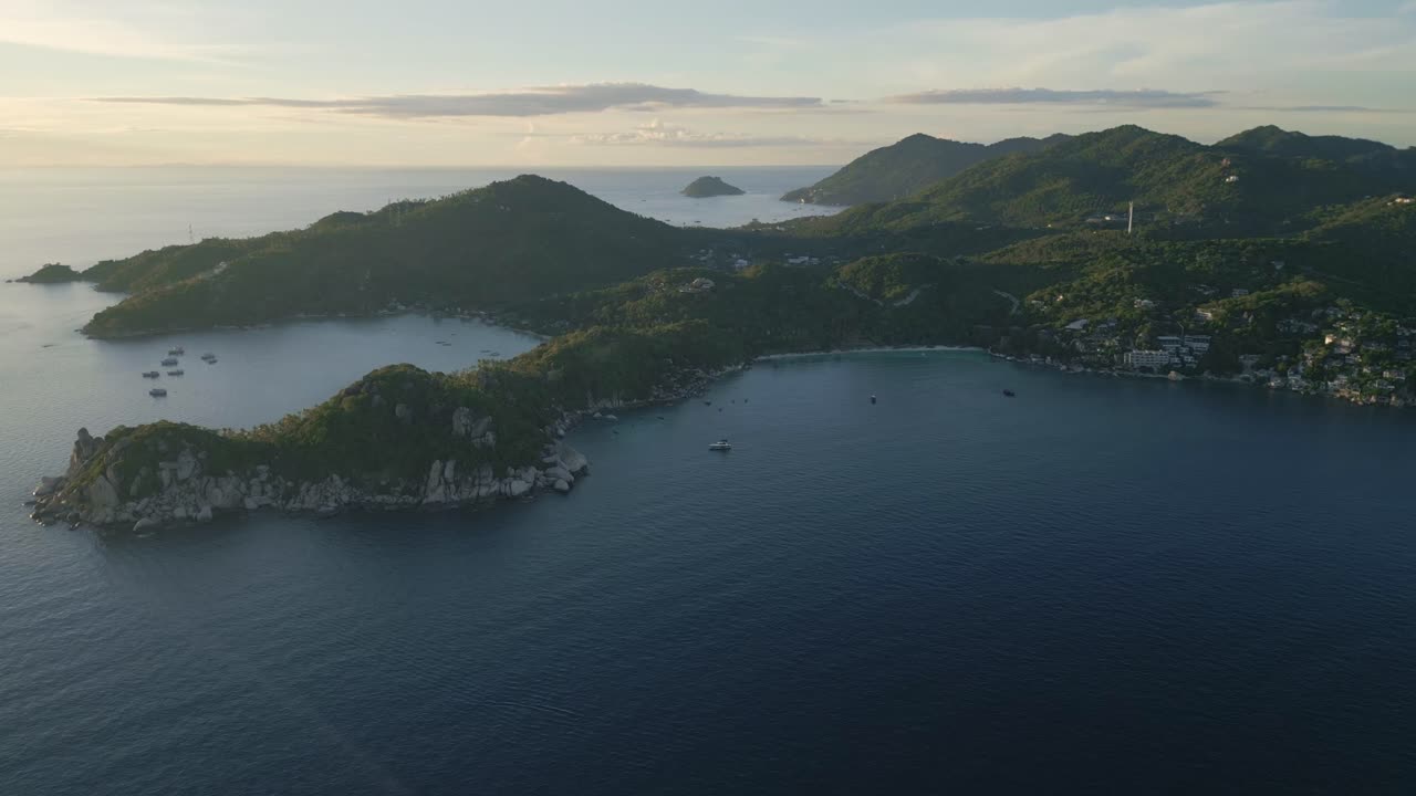 태국의 공중 드론 풍경: 코타오, 푸른 정글 해변, 해가 지는 아래, 바다 건너편